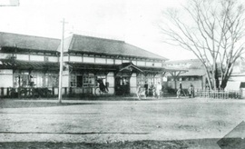 千本桜と立川駅舎