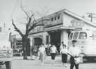 清瀬駅は大正13年に武蔵野鉄道（現・西武鉄道）の駅として開設されました。昭和28年に池袋駅から清瀬駅までの線路が複線化され、駅舎も建て替えられ、列車の折り返し駅として整備されていきました。駅前には昭和30年代まで桜の木がありました。
