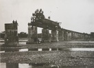 五日市鉄道（現武蔵五日市線)が通過していた橋の工事の様子です。