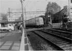 かつて市内の京王線の各駅停車駅は、上り線側に駅舎と改札口があり、下り線ホームには構内踏切を渡って行く構造でした。