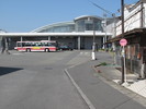 平成17年(2005)に完成した橋上駅舎で東口側の写真。写真右側には自転車駐輪場に直結する出口が設置されています。