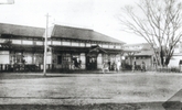 1889年甲武鉄道（現JR中央線）が新宿～立川間に開通し立川駅が開業しましたが、当初は改札口が北口のみでした。この駅舎は1929年駅の大改造工事まで使われていました。