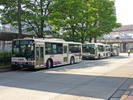 多摩センター駅前のバスターミナルからは、聖蹟桜ヶ丘駅のほか、近隣にある各学校を結ぶ路線、そして多摩ニュータウンの各団地を結ぶ路線が発着している。京王電鉄バス（2006年当時）と神奈川中央交通がそれらの路線を運行している。