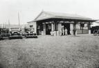 1930年、南武鉄道（現JR南武線）の開通をきっかけに、北口だけだった立川駅にも南口が完成します。この写真は南口駅舎開設間もない写真です。