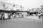 南北自由通路と立川ターミナルビルが完成した後の立川駅南口の様相です。1982年の南北自由通路により、南北の行き来が簡単になり、駅の姿も変わってきます。