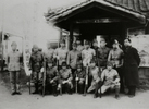 福生町青年団による勤労報国隊の記念写真で、炭焼きの勤労奉仕に出かけたときのものです。