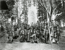 市内の福生神明社境内に表忠碑を建立したときの記念写真です。この表忠碑には福生村から日清・日露戦争に従軍した人々の名前が刻まれています。