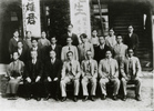 福生小学校（現在の福生第一小学校）の教員、中根三喜雄先生が出征したときの記念写真です。