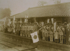 福生駅で撮影された出征兵士の見送りの写真です。出征兵士とともに見送のために町長や町の人々がホームに並んでいます。