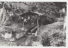 「村山大島紬」に使用する絹糸をゆすぐ施設（水洗場）。<br />
この水洗場は、大正時代末頃に中村、横田地区の機屋（織物業者）によって共同で利用するように作られたものです。<br />
時には他地域の機屋も使用していましたが、その後、上水道の整備とともに昭和40年代を最後に利用されなくなり、現在は空堀川の改修により姿を消しました。