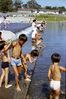 伊与田昌男撮影。玉川上水の取水口である羽村堰周辺で水遊びをする子どもたち。