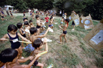 伊与田昌男撮影。子どもたちは、竹でつくった水鉄砲やプラスチック容器を持って遊んでいる。毎年８月最後の週末には、都立武蔵野公園のくじら山に親子が集まって「わんぱく祭り」が開かれる。