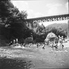秋川で子供たちが川遊びを楽しんでいる風景