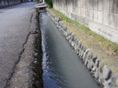 元文2年（1737）玉川上水から引かれた分水で、旧柴崎村（立川市南部）の生活用水や水車などに利用されていました。現在は市指定史跡になっています。