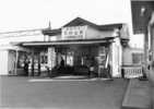 昭和４４年の東村山駅舎で現在の西口側の風景。駅舎とそこからの通路は平坦で、ホーム北側に設けられていた。昭和４６年には橋上駅となり東口を開設した。