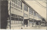 瑞穂第一国民学校時代の校舎工事完成の写真。二階建ての校舎完成の様子。戦時中にも関わらず、寄付などを募り、学校の建築を行った。