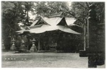 諏訪神社は弘仁2（811）年に信州の諏訪大社より勧請されたと伝わる古社です。その本殿は寛文10（1671）年に建造された市内最古の木造建築物でしたが、平成6（1994）年の火災により焼失しました。絵葉書中の本殿は焼失する前のものです。