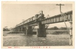 多摩川橋梁は甲武鉄道（現在のJR中央本線）の立川駅～八王子駅間の延伸工事に伴い、明治22年に供用を開始しました。絵葉書に写っているように、当時は蒸気機関車が走行していました。