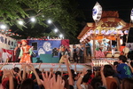 諏訪神社の例大祭の宵宮のクライマックス。舞台や山車からお菓子等が投げられます。観客の子どもたちはこの瞬間を待っていて、天高く手を伸ばします。