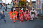 阿伎留神社祭礼で山車の前で踊る子供たち