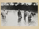 明治から大正期の多摩川は、水もきれいで鮎がたくさん生息していました。大正初期の稲田堤付近での鵜飼漁を撮影した写真です。調布市教育員会発行『調布今昔写真集』に掲載。