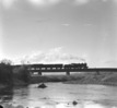伊与田昌男撮影。多摩川鉄橋を渡る八高線の蒸気機関車。八高線は昭和９年に八高南線が八高北線を編入、八高線と改称して全通した。写真タイトルは伊与田氏のメモより。