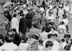 調布市グリーンホールで行われた成人式の様子。昭和40年の写真と比べると着物の生地の色が多様になっている。