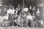 中央最前列の男性が持っている旗に「西多摩村青年會」とあります。村の青年会は、各集落ごとに支部が置かれていました。写真の場所は旧加美会館前と思われます。<br />
