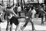 かつて中央公園にあったローラースケート場で子どもたちが遊んでいる様子です。