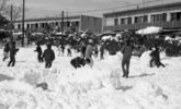 昭和43年2月15日の未明から大雪がふり、40センチ積もりました。一時は交通も途絶するほどの17年ぶりの大雪でした。子どもたちは雪合戦をしたり、雪だるまをつくったりと、雪遊びの楽しさを存分に味わっていました。幸い、市内では雪による大きな被害はありませんでした。